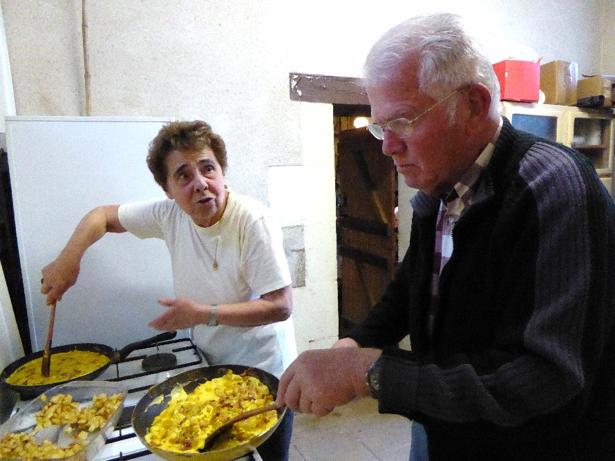 A la cuisine l'omelette est prte